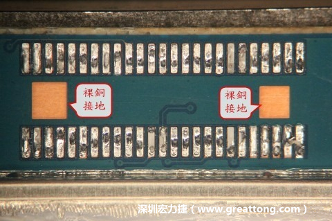 把板對板連接器全部移除，發(fā)現其下方板子共有兩個裸銅的方形設計。
