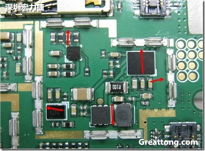 圖中顯示一塊電路板使用這種屏蔽夾(shielding clip)的實(shí)例?；旧衔覀?cè)趶澖堑牡胤蕉荚O(shè)計(jì)擺放了一個(gè)屏蔽夾，這樣可以讓作業(yè)員比較方便安裝屏蔽罩(shielding can)時(shí)的對(duì)位準(zhǔn)確。然后在其他沒(méi)有屏蔽夾的地方也設(shè)計(jì)了一些接地的布線，一來(lái)可以稍微提升屏蔽罩的電磁隔絕能力，另一方面也可以為屏蔽夾無(wú)效時(shí)，馬上可以更改為屏蔽框，而無(wú)需要重新設(shè)計(jì)電路板。