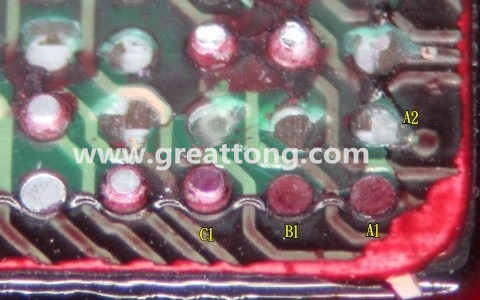 下圖是紅墨水測試后將PCB板子拿回來側(cè)一個角度拍攝的照片，就可以很清楚的看到錫球黏在PCB端，或不在PCB端。