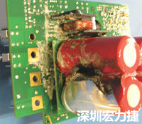 元件選擇不當(dāng)導(dǎo)致大量電流或電壓流經(jīng)電路，將會(huì)發(fā)生像這個(gè)燒融電容器的損壞情形。
