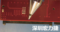 連接器邊緣稍突出于電路板的邊緣。