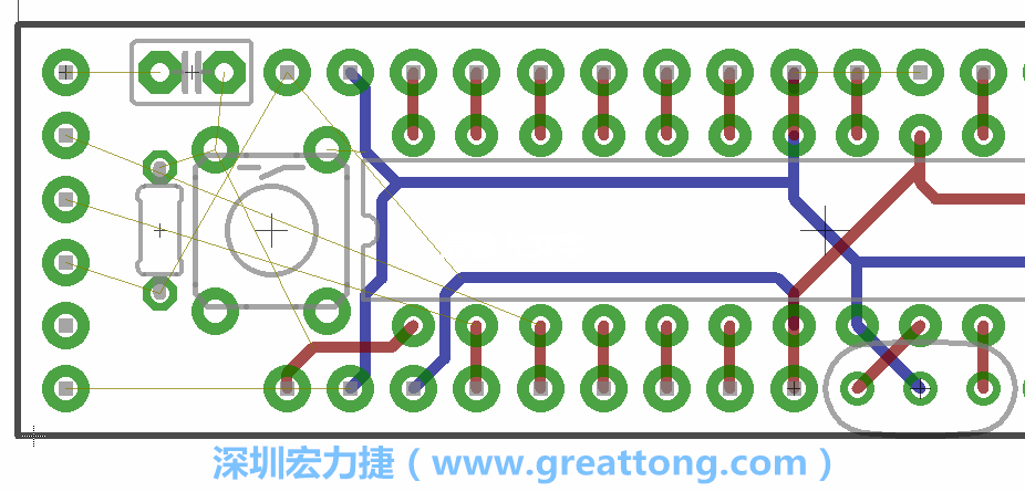 到目前為止，你應(yīng)該只剩下四個(gè)部分還未進(jìn)行布線，10K重置上拉電阻器、重置電容和1×6的序列排針。