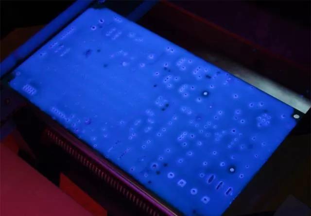 經(jīng)過涂覆工藝后的PCB，在紫光燈下的拍攝效果，原來coating也可以這么美！